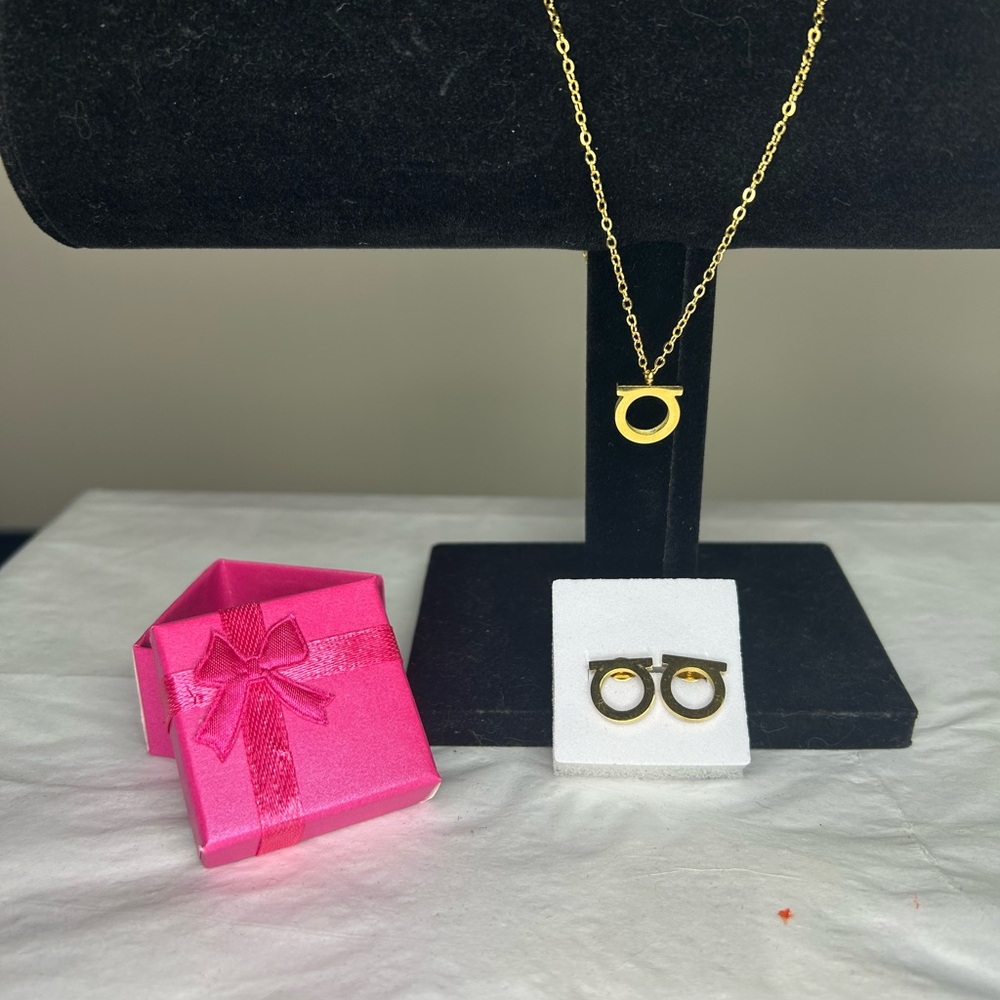 LUXY Elegant Gold Necklace and Earring Set